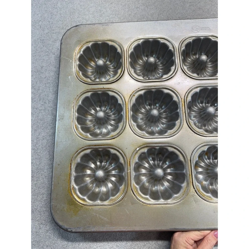 Chicago Metallic USA Mini Bundt Cake Pan 15 Cavity Commercial Bakeware 43055
